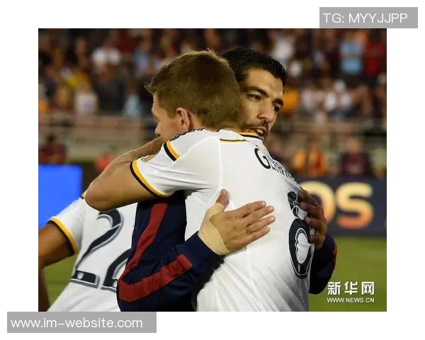 苏亚雷斯分享温馨圣诞合照女儿成焦点祝大家节日快乐